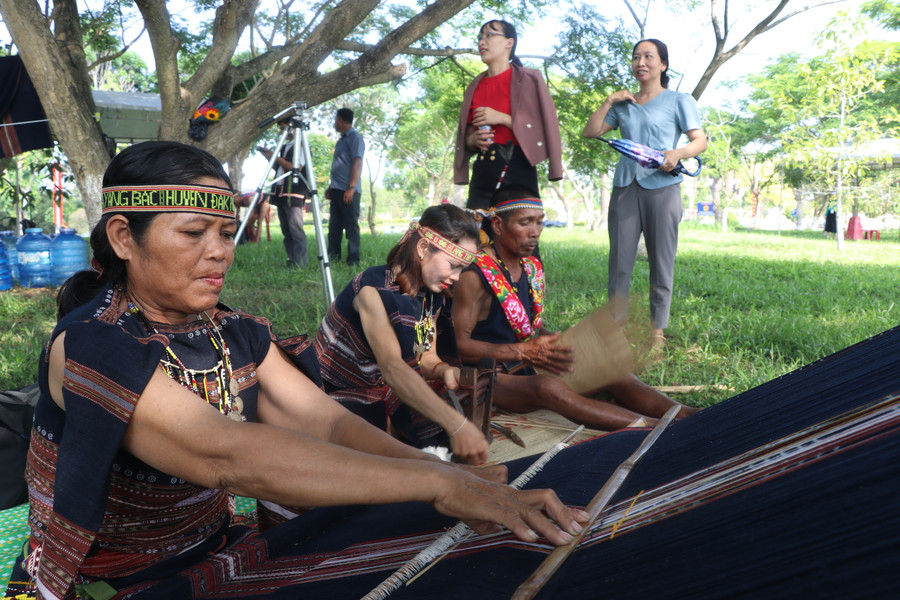 Các thành viên đoàn xã Yang Bắc trình diễn dệt thổ cẩm, đan lát. Ảnh: Ngọc Minh Các thành viên đoàn xã Yang Bắc trình diễn dệt thổ cẩm, đan lát. Ảnh: Ngọc Minh