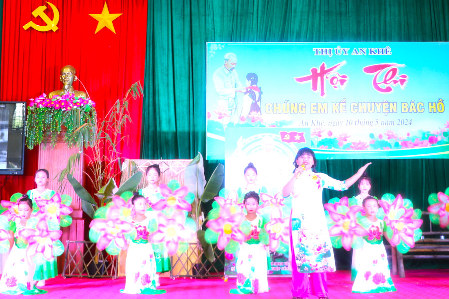 Mỗi đội cử nhóm học sinh múa phụ họa và 1 thí sinh thi kể câu chuyện về tư tưởng, đạo đức, phong cách của Bác Hồ. Ảnh: Ngọc Minh