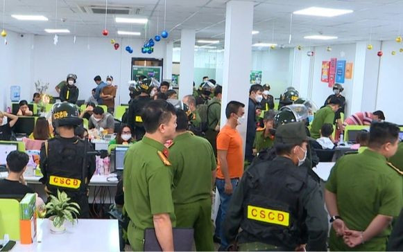 Ảnh minh hoạ: Công an khám xét địa điểm của một ổ nhóm lừa đảo qua mạng. Ảnh minh hoạ: Công an khám xét địa điểm của một ổ nhóm lừa đảo qua mạng.