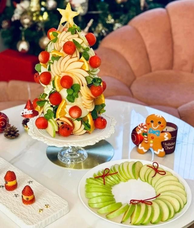 Cây thông được trang trí bắt mắt từ trái cây tươi. Ảnh: NVCC