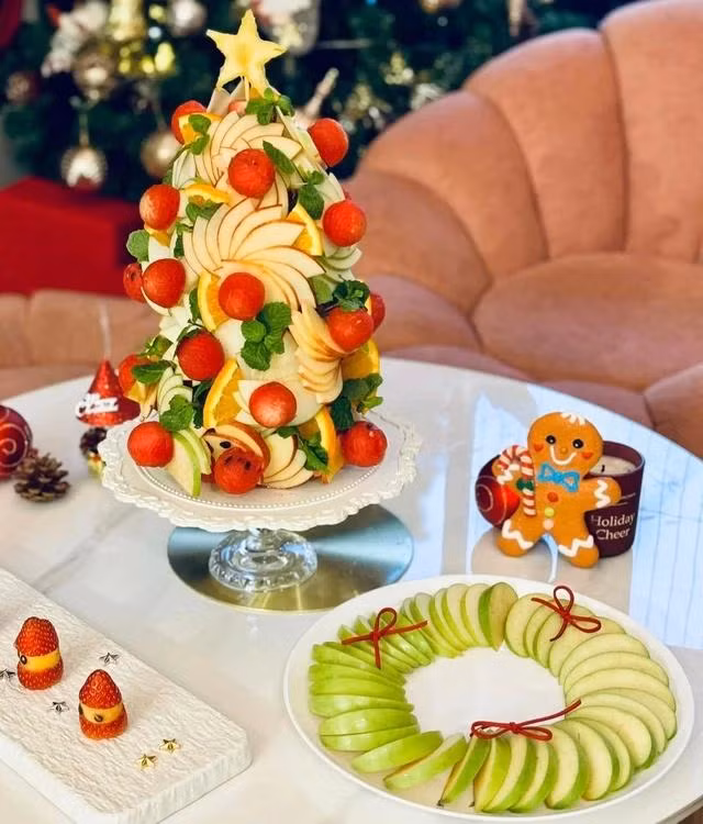 Cây thông được trang trí bắt mắt từ trái cây tươi. Ảnh: NVCC