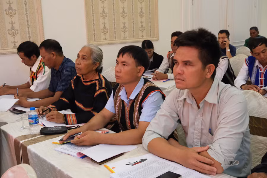 Bà Rcom H’Guach (giữa) tham gia lớp bồi dưỡng công tác tuyên truyền, phổ biến pháp luật và bảo tồn, phát huy bản sắc văn hóa, bài trừ hủ tục lạc hậu. Ảnh: H.N