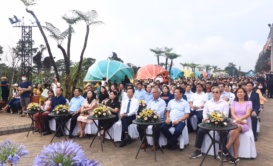 Các đại biểu dự Lễ khai trương phố đi bộ Măng Đen. Ảnh: VP