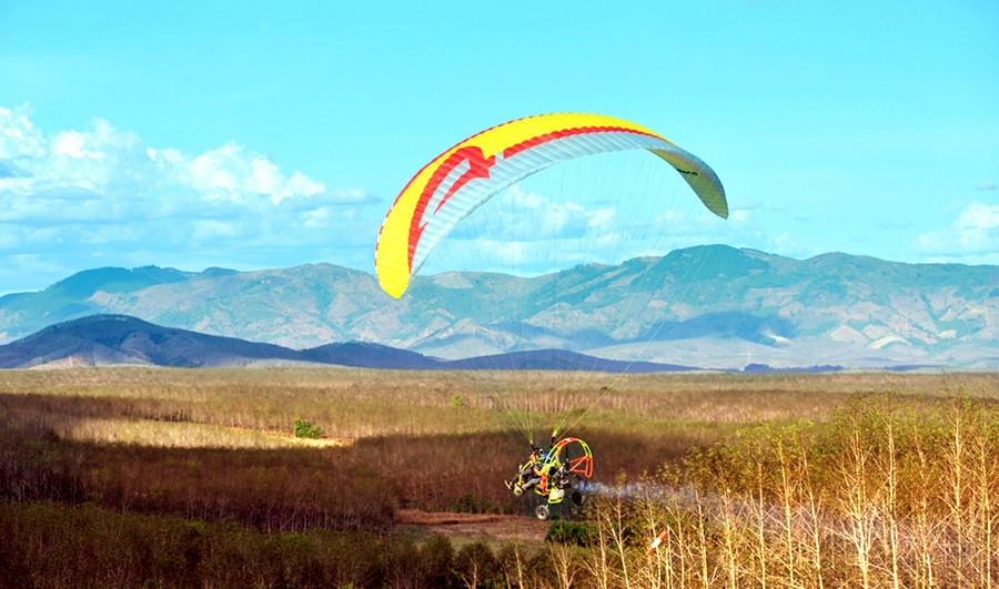 Dù lượn trên cánh rừng cao su mùa thay lá.