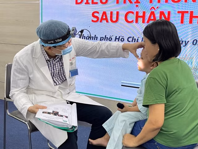 Sau phẫu thuật và thủng sàn sọ, sức khỏe bệnh nhi đã ổn định và chuẩn bị xuất viện. Ảnh: DUY TÍNH