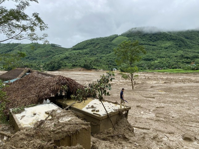 Trận lũ quét đi qua khiến làng bản bị cuốn trôi. Trận lũ quét đi qua khiến làng bản bị cuốn trôi.