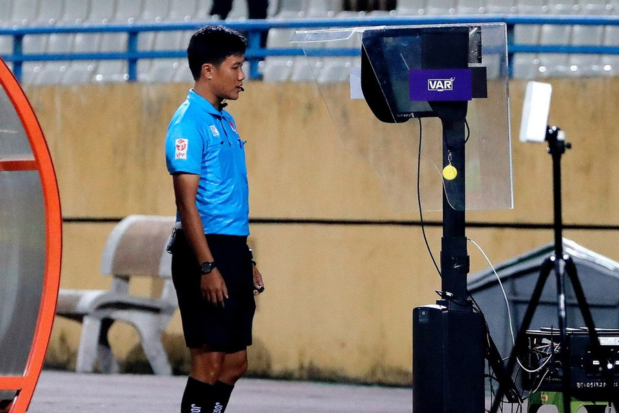 VAR sẽ tiếp tục xuất hiện ở sân Hàng Đẫy. VAR sẽ tiếp tục xuất hiện ở sân Hàng Đẫy.