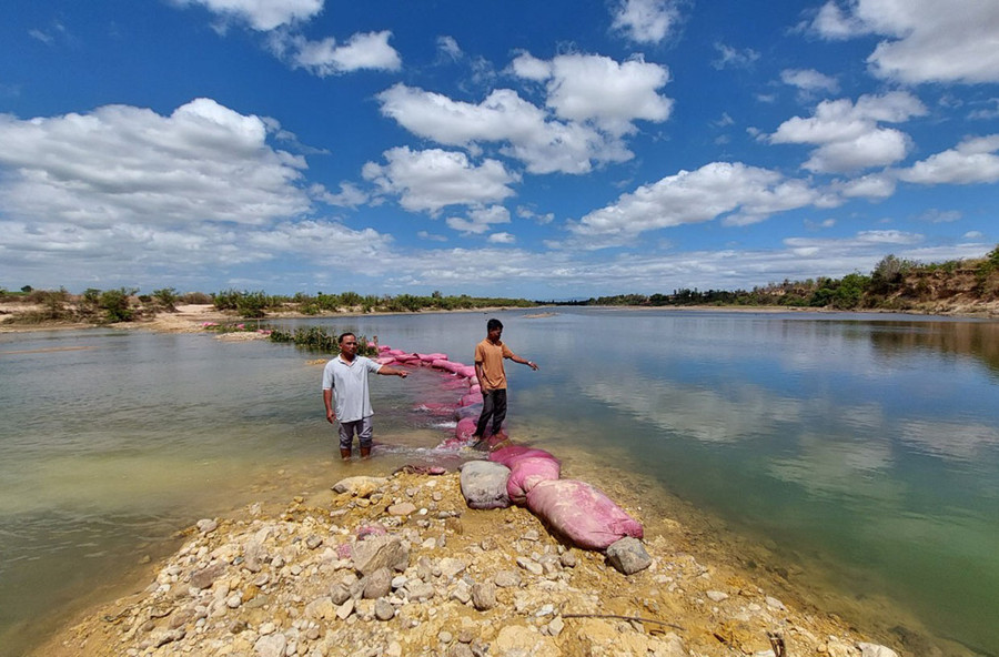 Nước sông Ba cạn kiệt trong mùa khô 2024. Ảnh: Nguyễn Diệp Nước sông Ba cạn kiệt trong mùa khô 2024. Ảnh: Nguyễn Diệp