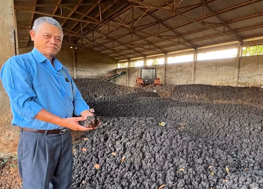 Ông Nguyễn Hoàng Tuấn-Trưởng Phòng Quản lý chất lượng Công ty cao su Chư Prông-thành viên giải pháp kiểm tra sản phẩm chất bùn thải ủ thành chất tạo mùn bón cho cây trồng. Ảnh: Đinh Yến
