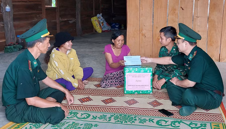 Cán bộ Đồn Biên phòng Ia Mơr (huyện Chư Prông) tặng quà gia đình bà Kpă H'Xuân. Ảnh: V.H
