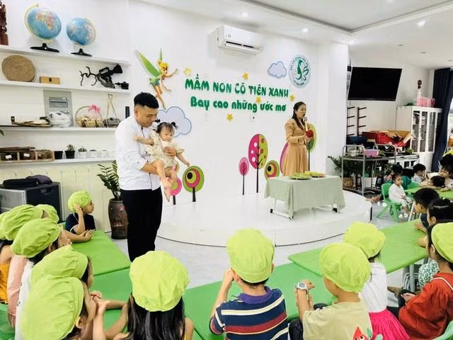 Tiết học vui vẻ tại Trường mầm non Cô Tiên Xanh khi có sự xuất hiện đầy đủ của cả cô giáo, thầy giáo. ẢNH: NHÀ TRƯỜNG CUNG CẤP