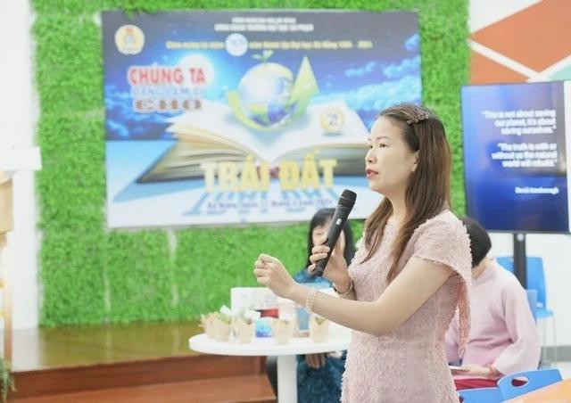 Tiến sĩ Nguyễn Thị Triều Tiên (giảng viên khoa Giáo dục mầm non, Trường ĐH Sư phạm - ĐH Đà Nẵng) tham gia chương trình "Chúng ta làm gì cho trái đất". Ảnh NVCC Tiến sĩ Nguyễn Thị Triều Tiên (giảng viên khoa Giáo dục mầm non, Trường ĐH Sư phạm - ĐH Đà Nẵng) tham gia chương trình "Chúng ta làm gì cho trái đất". Ảnh NVCC