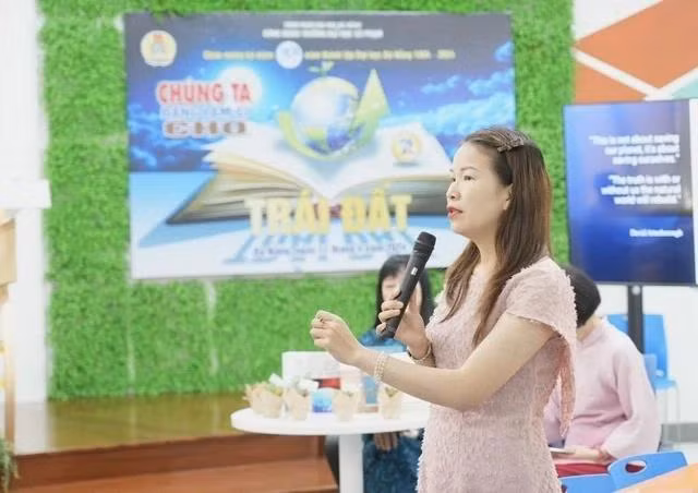 Tiến sĩ Nguyễn Thị Triều Tiên (giảng viên khoa Giáo dục mầm non, Trường ĐH Sư phạm - ĐH Đà Nẵng) tham gia chương trình "Chúng ta làm gì cho trái đất". Ảnh NVCC