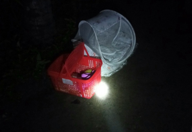 Bé trai sơ sinh bị bỏ rơi giữa trời lạnh, kèm một bức thư. CÔNG AN XÃ XUÂN QUANG 3