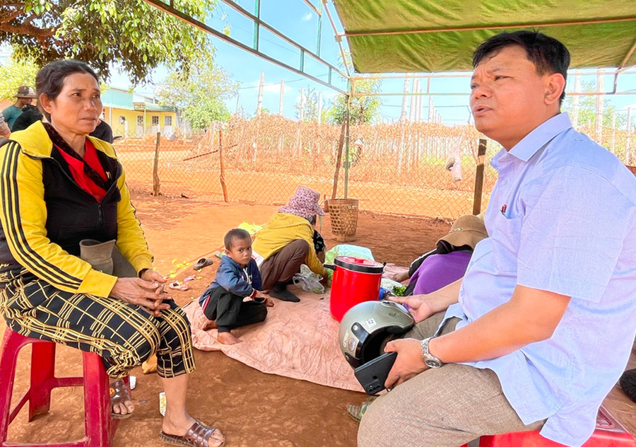 Đại diện lãnh đạo UBND xã Hnol (huyện Đak Đoa) đến động viên gia đình bà Tơt. Ảnh: M.P Đại diện lãnh đạo UBND xã Hnol (huyện Đak Đoa) đến động viên gia đình bà Tơt. Ảnh: M.P