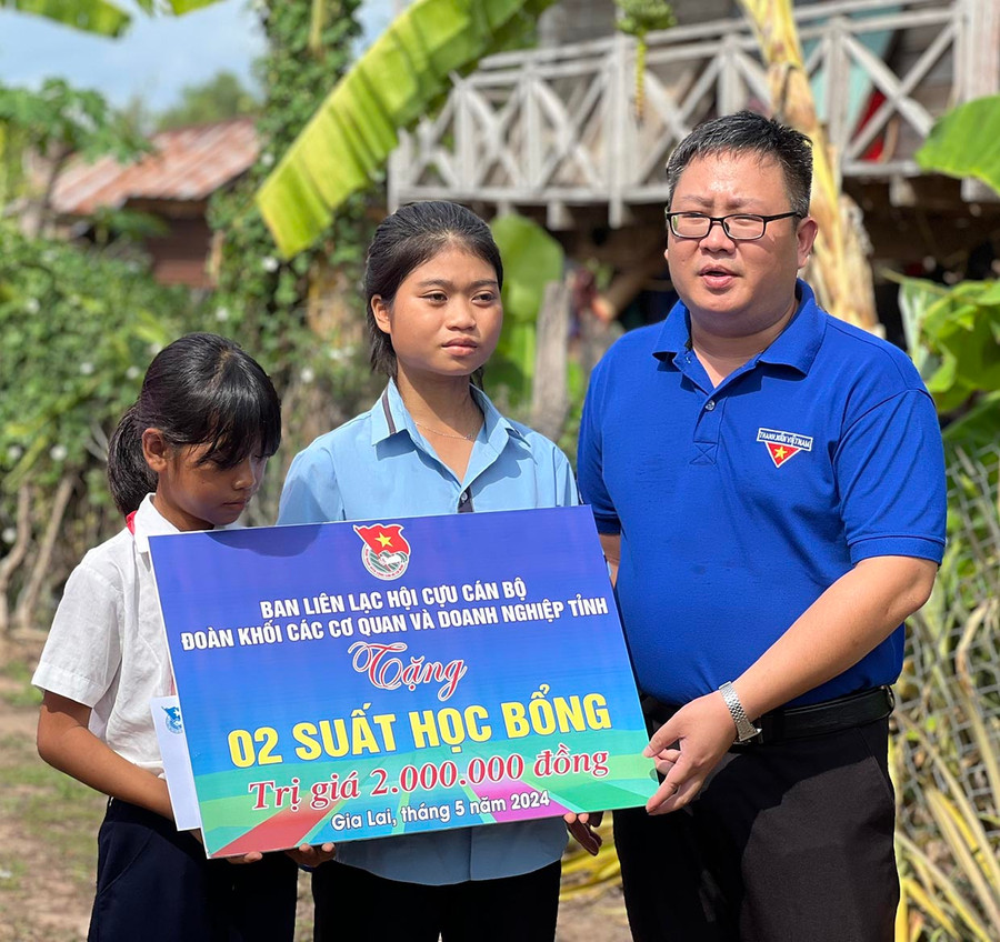 Ban liên lạc Hội Cựu cán bộ Đoàn Khối các Cơ quan và Doanh nghiệp tỉnh đã tặng 2 suất học bổng (trị giá 2 triệu đồng) cho 2 chị em Ksor H’Loanh (xã Ia Rtô, thị xã Ayun Pa). Ảnh: Phan Lài Ban liên lạc Hội Cựu cán bộ Đoàn Khối các Cơ quan và Doanh nghiệp tỉnh đã tặng 2 suất học bổng (trị giá 2 triệu đồng) cho 2 chị em Ksor H’Loanh (xã Ia Rtô, thị xã Ayun Pa). Ảnh: Phan Lài