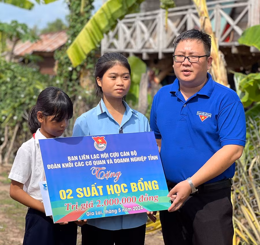 Ban liên lạc Hội Cựu cán bộ Đoàn Khối các Cơ quan và Doanh nghiệp tỉnh đã tặng 2 suất học bổng (trị giá 2 triệu đồng) cho 2 chị em Ksor H’Loanh (xã Ia Rtô, thị xã Ayun Pa). Ảnh: Phan Lài