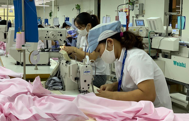 8 hiệp hội doanh nghiệp đề xuất giảm tỷ lệ đóng BHXH vào quỹ hưu trí tử tuất từ 22% xuống 16 - 20%. Ảnh: THU HẰNG 8 hiệp hội doanh nghiệp đề xuất giảm tỷ lệ đóng BHXH vào quỹ hưu trí tử tuất từ 22% xuống 16 - 20%. Ảnh: THU HẰNG