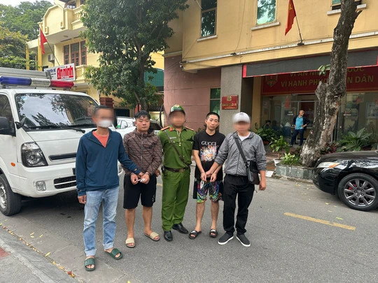 3 người thương vong tại quán karaoke: Tạm giữ 8 đối tượng - Ảnh 3. Trần Viết Trung, Lê Văn Khánh được di lý về Hải Phòng phục vụ công tác điều tra.