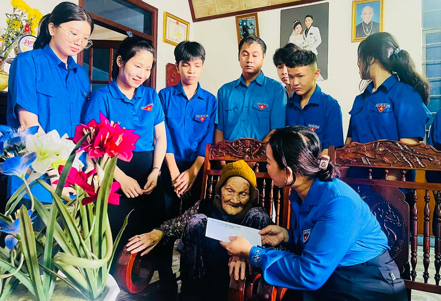 Đoàn viên, thanh niên Trường THPT Chi Lăng (TP. Pleiku) thăm, tặng quà Mẹ Việt Nam Anh hùng Nguyễn Thị Mười (phường Ia Kring). Ảnh: Minh Nhật Đoàn viên, thanh niên Trường THPT Chi Lăng (TP. Pleiku) thăm, tặng quà Mẹ Việt Nam Anh hùng Nguyễn Thị Mười (phường Ia Kring). Ảnh: Minh Nhật