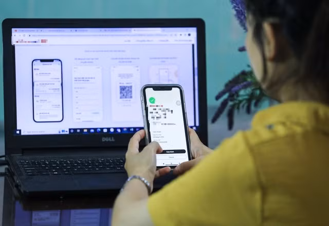 Một số phụ huynh chọn cách chuyển khoản để chúc tết thầy cô. ẢNH MINH HỌA: NHẬT THỊNH