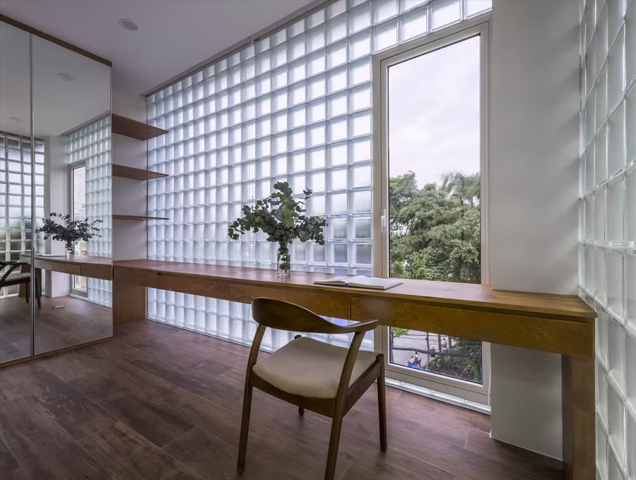 Nên bố trí thêm cây xanh có mùi nhẹ nhàng tại khu vực phòng làm việc. Ảnh: MM Home