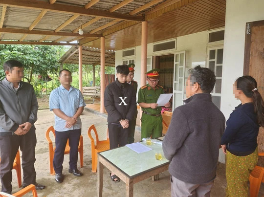 Bắt kẻ dùng chiêu đánh cắp tài khoản, nhắn tin mượn tiền trên Facebook - Ảnh 1. Đối tượng Nguyễn Việt Hưng bị lực lượng chức năng khởi tố, bắt tạm giam. (Ảnh: Anh Tuấn)