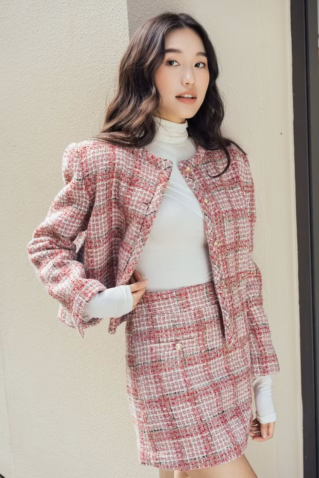 Bộ váy vải tweed kín đáo với set áo thun cổ lọ, váy ngắn ôm và áo khoác ngắn chuẩn phong cách thời trang công sở mang đến vẻ đẹp đầy trưởng thành mà rất đỗi ngọt ngào