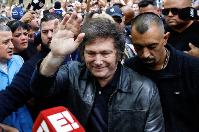 Ông Javier Milei vẫy tay chào người ủng hộ khi đi bỏ phiếu tại Buenos Aires ngày 19.11. Ảnh: REUTERS