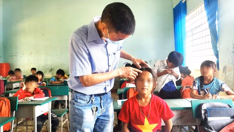 Cán bộ y tế xã kiểm tra tình hình sức khỏe học sinh, nơi có dịch bệnh thủy đậu. (Ảnh: Quang Nhật)