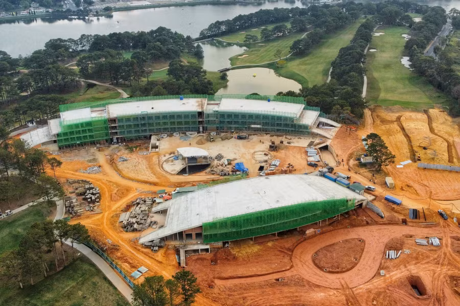 2 khối tòa nhà câu lạc bộ golf trong Đồi Cù Đà Lạt xây dựng không phép và sai phép. Ảnh: Bá Duy