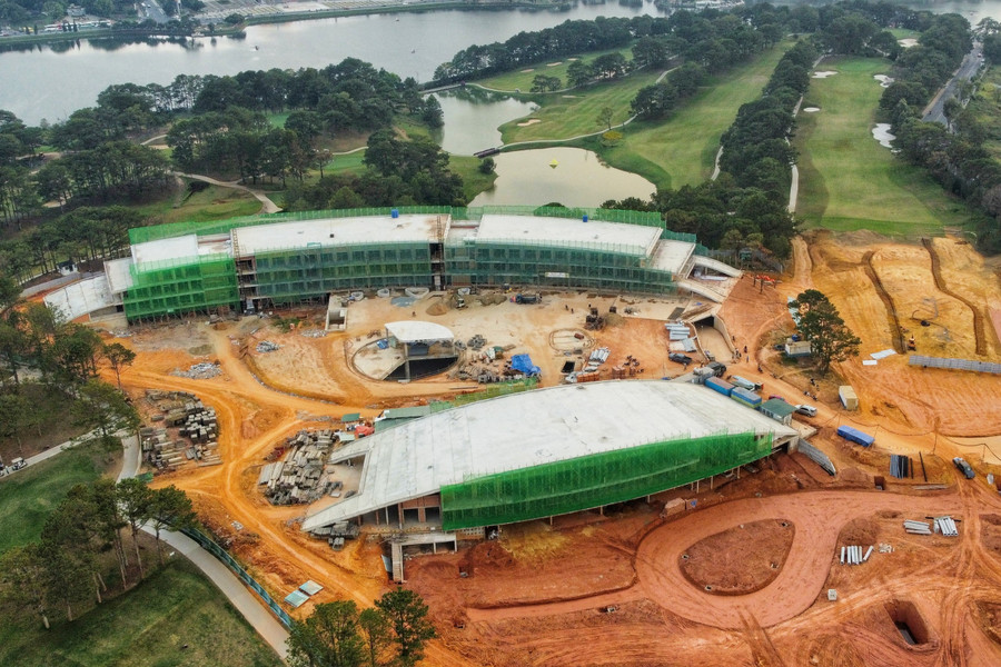 2 khối tòa nhà câu lạc bộ golf trong Đồi Cù Đà Lạt xây dựng không phép và sai phép. Ảnh: Bá Duy