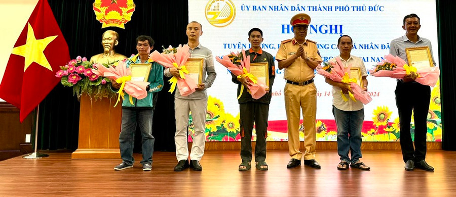 Thượng tá Trần Trung Hiếu, Trưởng Phòng CSGT (PC08), Công an TPHCM cũng trao thư khen của Giám đốc Công an TPHCM đến 5 cá nhân vì có hành động dũng cảm cứu người trong vụ TNGT ở chân cầu Phú Mỹ. Thượng tá Trần Trung Hiếu, Trưởng Phòng CSGT (PC08), Công an TPHCM cũng trao thư khen của Giám đốc Công an TPHCM đến 5 cá nhân vì có hành động dũng cảm cứu người trong vụ TNGT ở chân cầu Phú Mỹ.