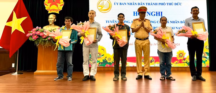 Thượng tá Trần Trung Hiếu, Trưởng Phòng CSGT (PC08), Công an TPHCM cũng trao thư khen của Giám đốc Công an TPHCM đến 5 cá nhân vì có hành động dũng cảm cứu người trong vụ TNGT ở chân cầu Phú Mỹ. Thượng tá Trần Trung Hiếu, Trưởng Phòng CSGT (PC08), Công an TPHCM cũng trao thư khen của Giám đốc Công an TPHCM đến 5 cá nhân vì có hành động dũng cảm cứu người trong vụ TNGT ở chân cầu Phú Mỹ.