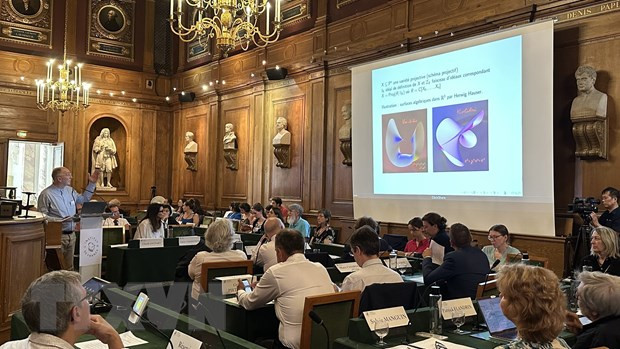 Giáo sư Marc Chardin trình bày đề tài hợp tác với cộng sự Trần Quang Hòa, giảng viên Đại học Sư phạm Huế. (Ảnh: Nguyễn Thu Hà/TTXVN)