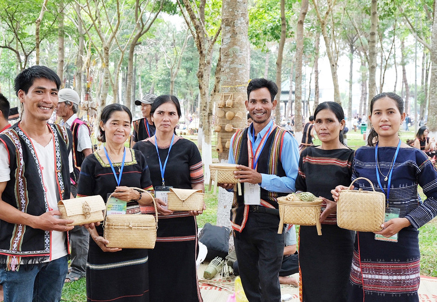 Anh Đỗ Mạnh Cương (bìa trái) cùng các thành viên tổ đan lát mang sản phẩm giới thiệu tại Ngày hội văn hóa các dân tộc toàn tỉnh lần thứ II. Ảnh: Hoàng Ngọc Anh Đỗ Mạnh Cương (bìa trái) cùng các thành viên tổ đan lát mang sản phẩm giới thiệu tại Ngày hội văn hóa các dân tộc toàn tỉnh lần thứ II. Ảnh: Hoàng Ngọc