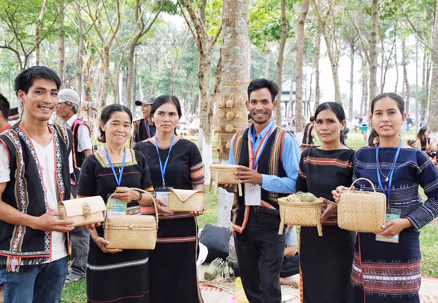 Anh Đỗ Mạnh Cương (bìa trái) cùng các thành viên tổ đan lát mang sản phẩm giới thiệu tại Ngày hội văn hóa các dân tộc toàn tỉnh lần thứ II. Ảnh: Hoàng Ngọc