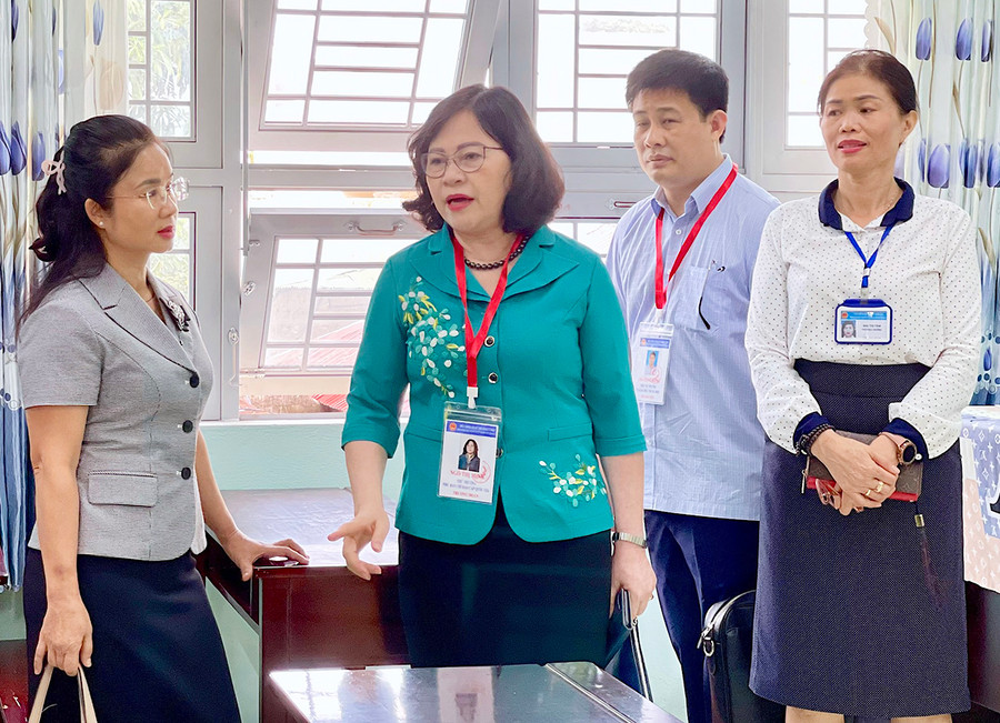 Thứ trưởng Bộ GD-ĐT Ngô Thị Minh (thứ 2 từ trái sang)-Phó Trưởng ban Chỉ đạo cấp quốc gia kỳ thi tốt nghiệp THPT năm 2023 kiểm tra công tác chuẩn bị cho kỳ thi tại Trường THPT Phan Bội Châu (TP. Pleiku). Ảnh: M.T