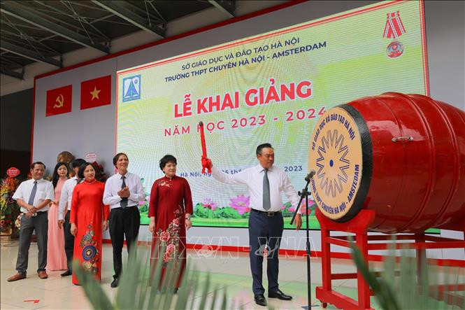 Chủ tịch UBND thành phố Hà Nội Trần Sỹ Thanh đánh trống khai giảng năm học mới 2023 - 2024 tại Trường THPT Chuyên Hà Nội - Amsterdam. Ảnh: Thanh Tùng/TTXVN Chủ tịch UBND thành phố Hà Nội Trần Sỹ Thanh đánh trống khai giảng năm học mới 2023 - 2024 tại Trường THPT Chuyên Hà Nội - Amsterdam. Ảnh: Thanh Tùng/TTXVN