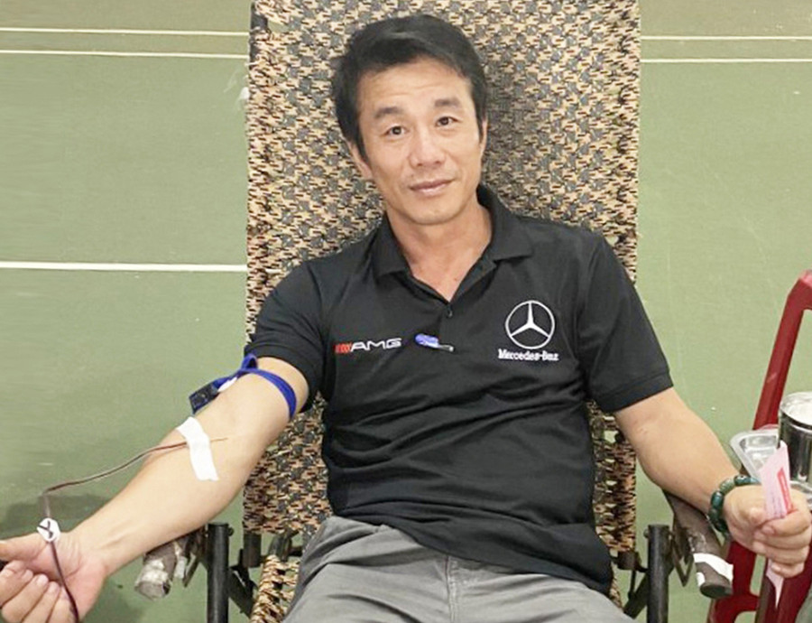 Trung tá Trần Vũ Khiêm trong một lần tham gia hiến máu tình nguyện. Ảnh: R.P Trung tá Trần Vũ Khiêm trong một lần tham gia hiến máu tình nguyện. Ảnh: R.P