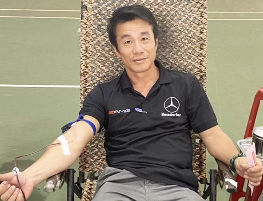 Trung tá Trần Vũ Khiêm trong một lần tham gia hiến máu tình nguyện. Ảnh: R.P