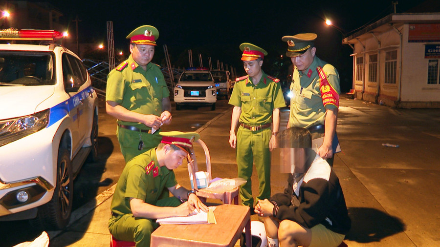 Tổ kiểm tra đặc biệt Công an tỉnh kiểm tra nồng độ cồn, ma túy tại huyện Đak Đoa. Ảnh: Lê Ánh Tổ kiểm tra đặc biệt Công an tỉnh kiểm tra nồng độ cồn, ma túy tại huyện Đak Đoa. Ảnh: Lê Ánh