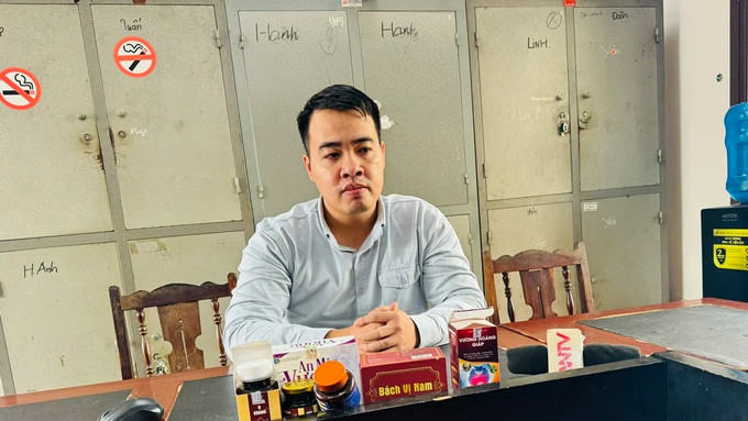 Đối tượng Đặng Văn Thắng quản lý Công ty TNHH Bảo Long Dược tại cơ quan công an. Đối tượng Đặng Văn Thắng quản lý Công ty TNHH Bảo Long Dược tại cơ quan công an.