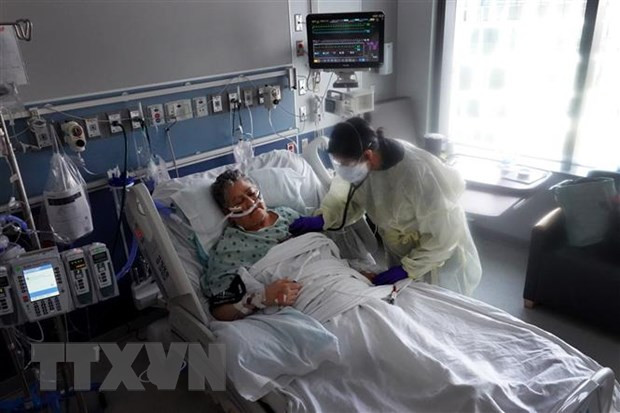 Điều trị cho bệnh nhân nhiễm COVID-19 tại bệnh viện ở Chicago, bang Illinois, Mỹ. (Ảnh: AFP/TTXVN) Điều trị cho bệnh nhân nhiễm COVID-19 tại bệnh viện ở Chicago, bang Illinois, Mỹ. (Ảnh: AFP/TTXVN)