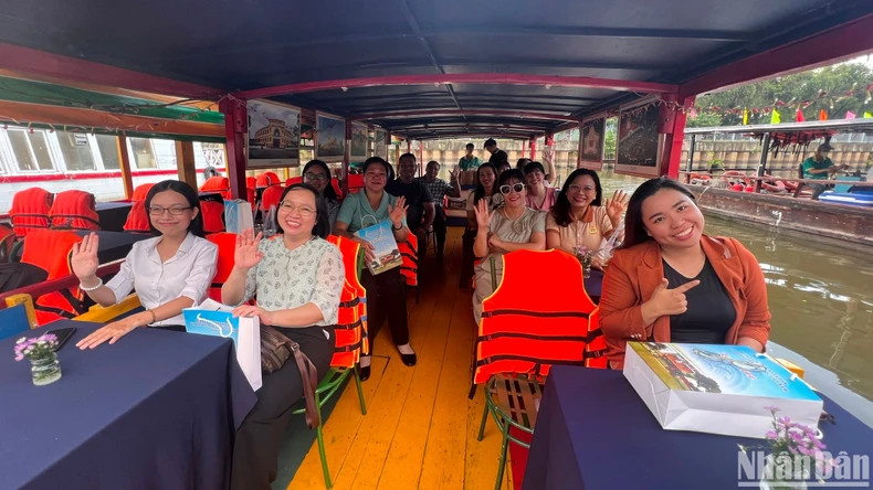 Các du khách đầu tiên trải nghiệm tour đường thủy "Du ngoạn sử xanh". Các du khách đầu tiên trải nghiệm tour đường thủy "Du ngoạn sử xanh".