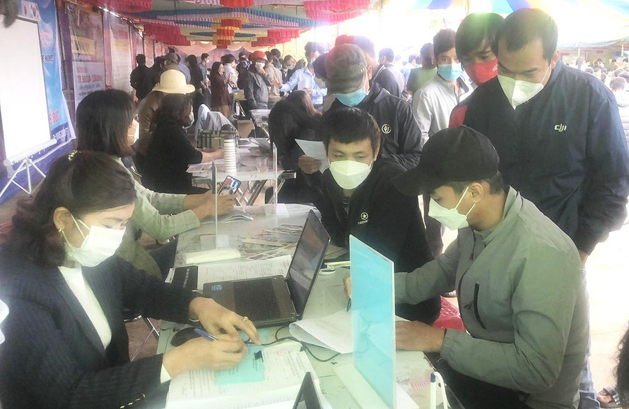 Người lao động tìm kiếm thông tin việc làm tại hội chợ việc làm huyện Đak Đoa năm 2022. Ảnh: Hà Tây Người lao động tìm kiếm thông tin việc làm tại hội chợ việc làm huyện Đak Đoa năm 2022. Ảnh: Hà Tây