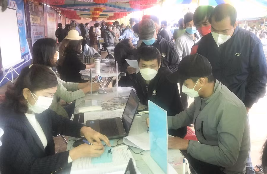 Người lao động tìm kiếm thông tin việc làm tại hội chợ việc làm huyện Đak Đoa năm 2022. Ảnh: Hà Tây