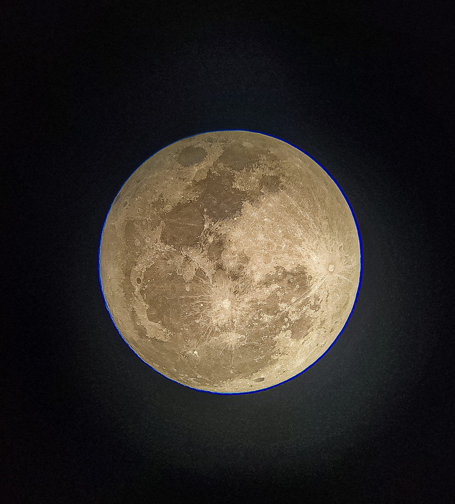 Trăng Cá Tầm đẹp huyền ảo trên bầu trời được người Việt chụp lại - Ảnh 3. Anh Tam cho biết siêu trăng sáng hơn với trăng bình thường.. Ảnh: Lê Kiều Tam