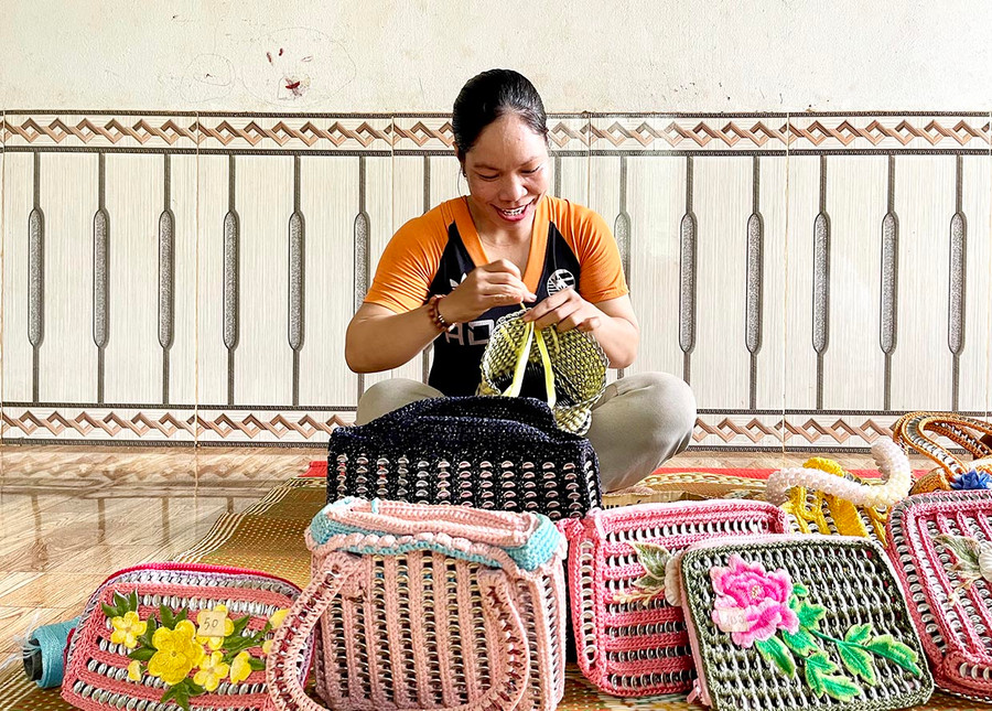 Qua đôi bàn tay khéo léo của chị Siu Hồng, những chiếc gùi, túi xách được đan từ cước và nắp lon bia trở thành những sản phẩm tinh xảo, độc đáo. Ảnh: V.T