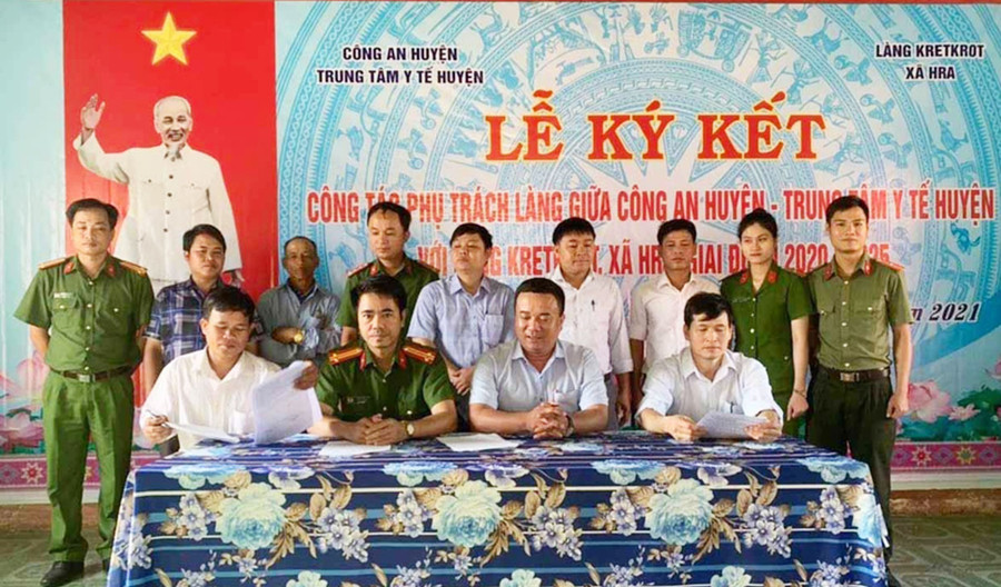 Công an huyện, Trung tâm Y tế huyện Mang Yang ký kết công tác phụ trách làng Kret Krot (xã Hà Ra) giai đoạn 2020-2025. Ảnh: Hà Phương Công an huyện, Trung tâm Y tế huyện Mang Yang ký kết công tác phụ trách làng Kret Krot (xã Hà Ra) giai đoạn 2020-2025. Ảnh: Hà Phương